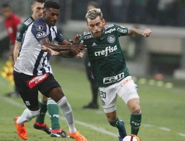 «Καρφωσε» καρατιά με... τις τάπες στο στήθος αντιπάλου σε ματς στη Βραζιλία (βίντεο)